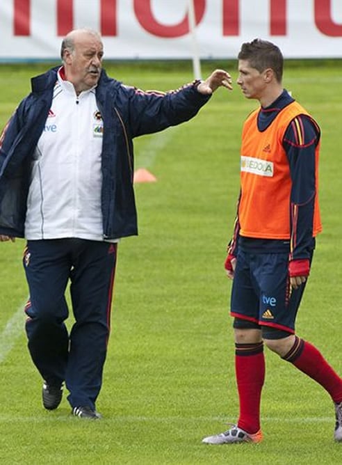 Del Bosque y Fernando Torres, durante el entrenamiento / REUTERS