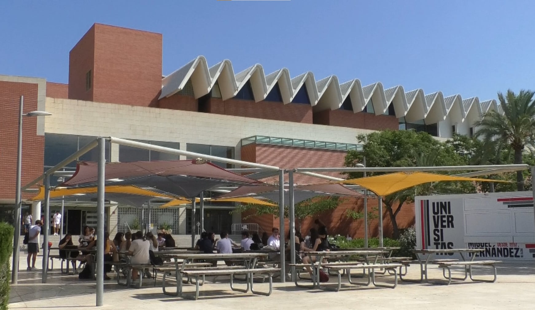 Estudiantes de la convocatoria extraordinaria de las PAU en el edificio Altabix de la UMH