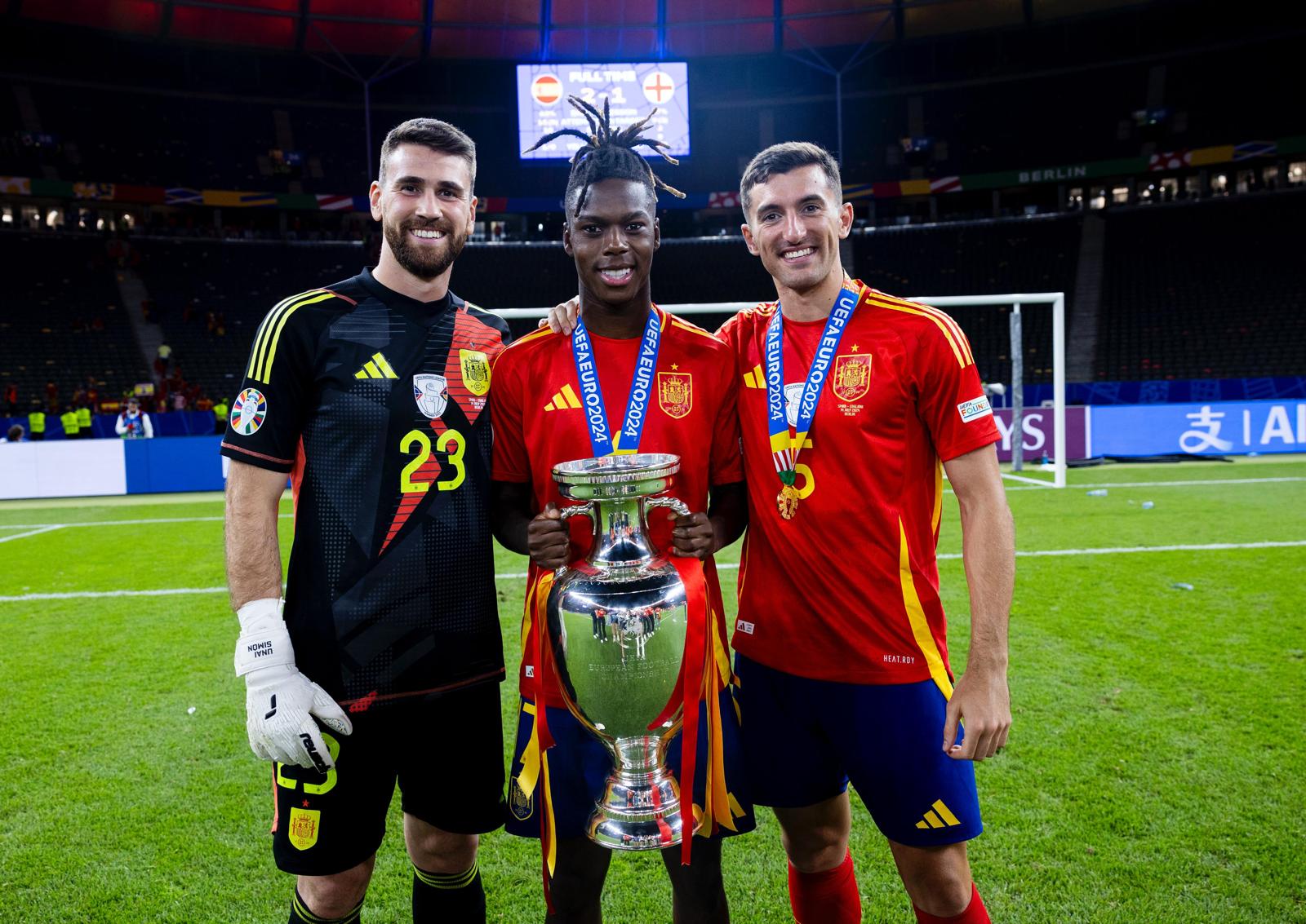 Unai Simón, Nico Williams y Dani Vivian posan con el trofeo de la Eurocopa conseguida en Alemania