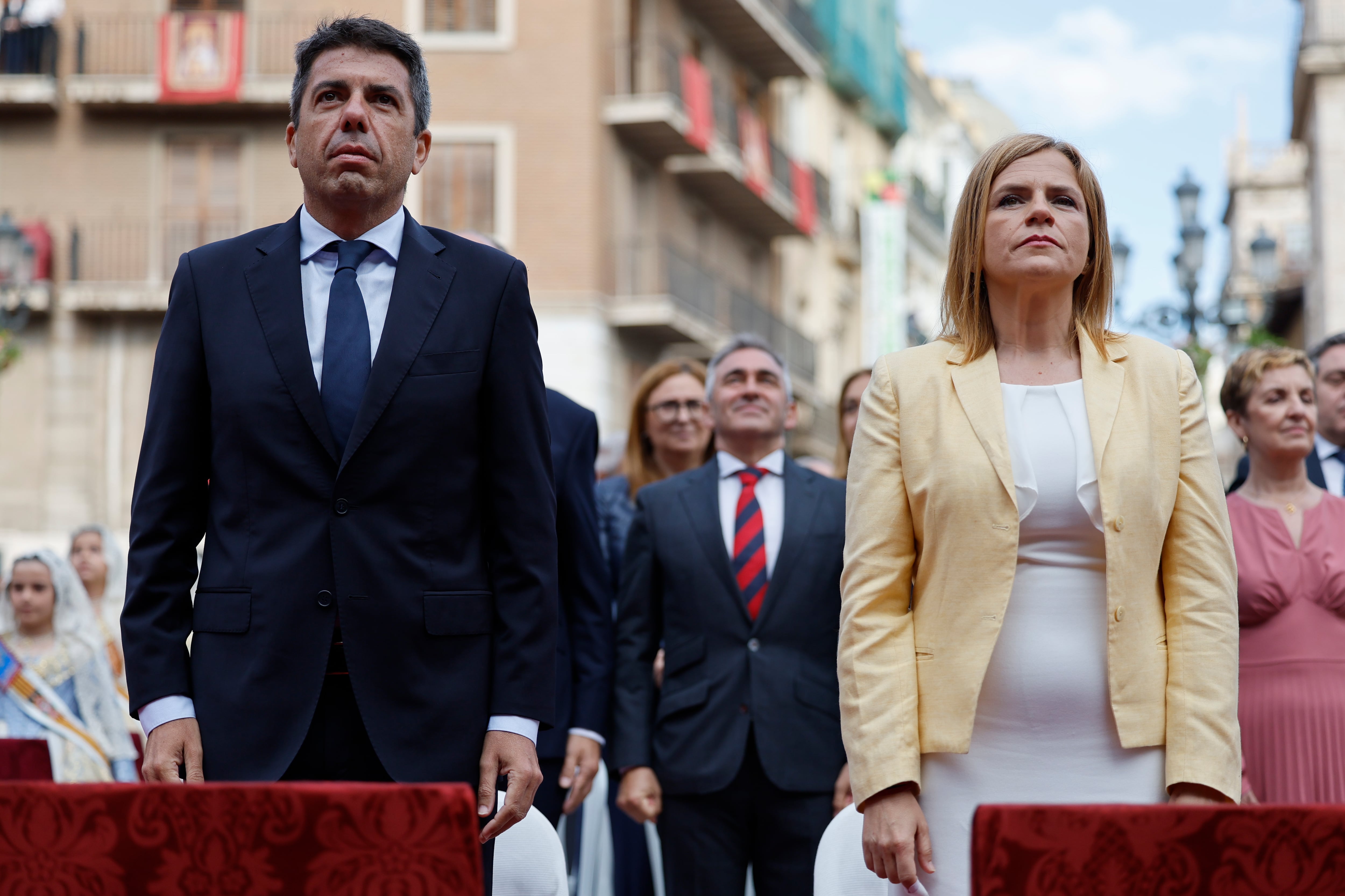 El president de la Generalitat valenciana, Carlos Mazón, y la delegada del Gobierno en Valencia, Pilar Bernabé, asisten a la Missa d'Infants este domingo en València.