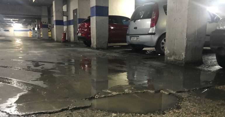 Charco en el suelo del Aparcamiento de San Francisco de Jaén capital.