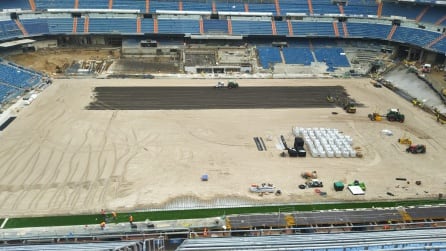 Los operarios trabajan para el regreso de la afición al Santiago Bernabéu