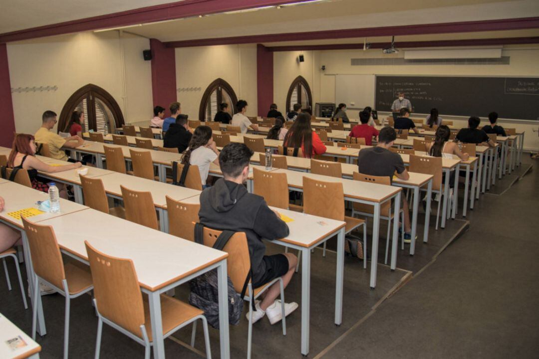 Alumnos realizando la selectividad en una aula de la Universitat de Lleida en julio de 2020