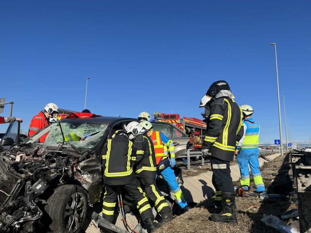 Accidente entre un camión y un coche en la A-5