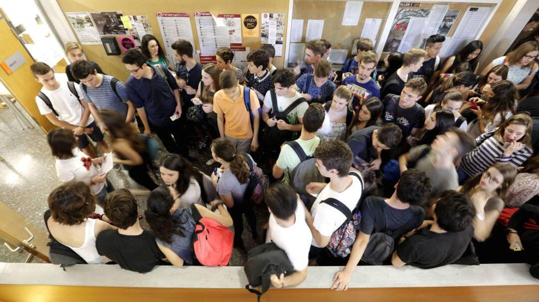 Estudiantes en el pasillo de una universidad. 