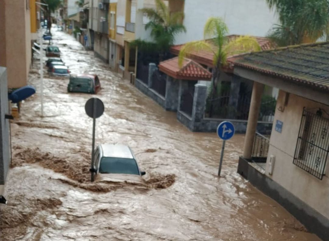 Una de las calles afectadas en Los Alcázares