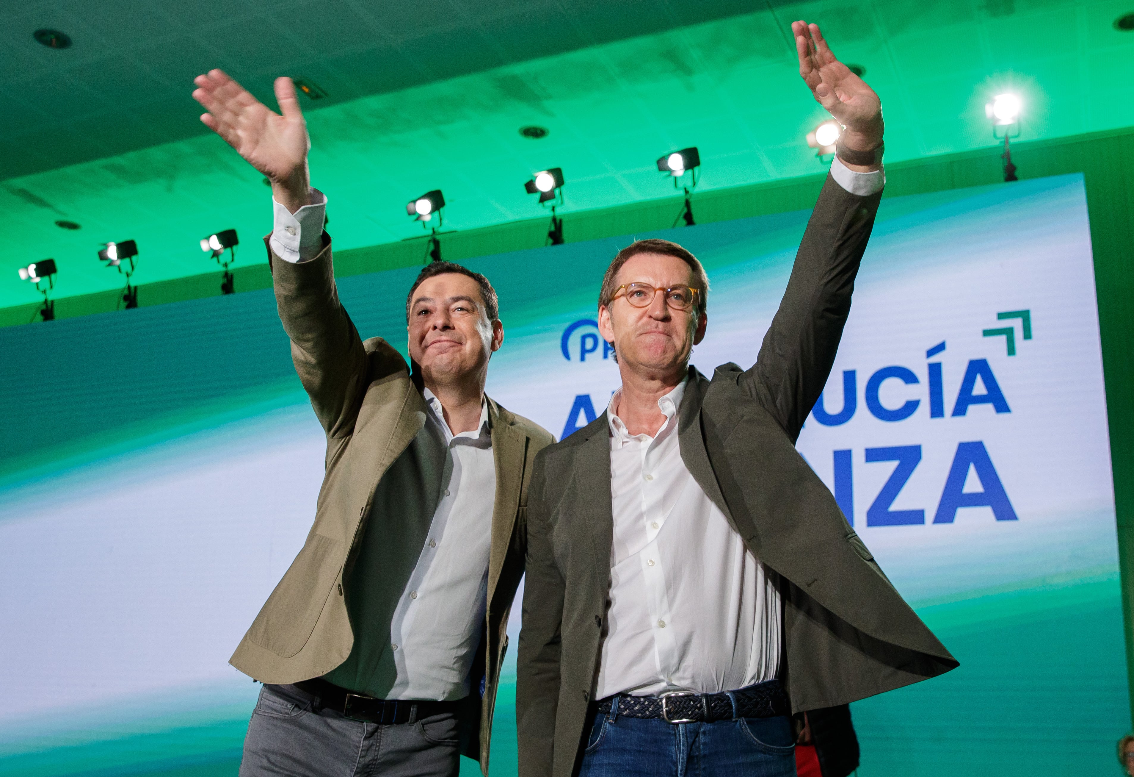 El líder del PP, Alberto Núñez Feijóo (d), y el presidente de la Junta y candidato a la reelección, Juanma Moreno.