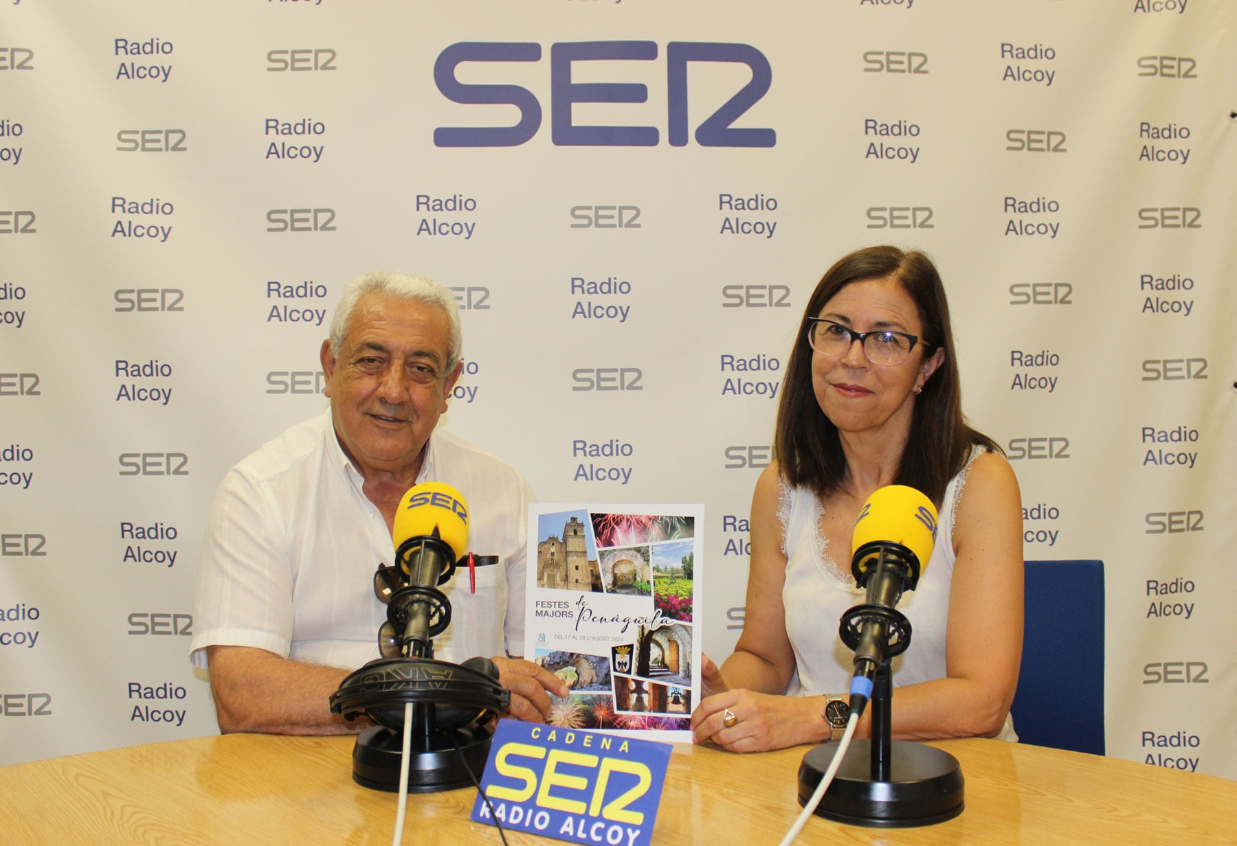 L&#039;alcalde Salvador Catalá i la regidora Mari Carmen Blanes, en l&#039;estudi central de Radio Alcoy, amb un programa d&#039;actes