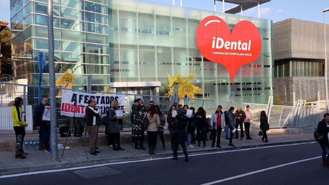 Una de las protestas que han llevado a cabo ante la sede de iDental los afectados en Alicante.