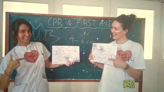 Dorleta junto a su compañera