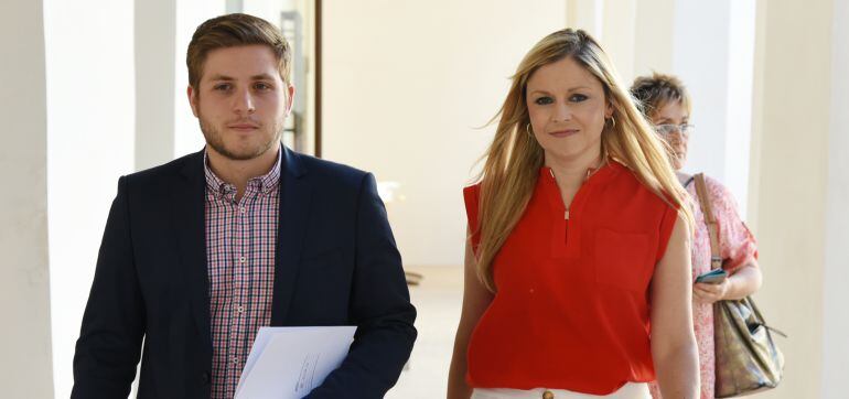 Nacho Hernando, portavoz del Gobierno y Elena de la Cruz, Consejera de Fomento