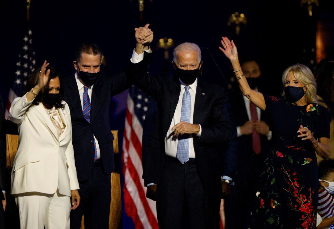 El presidente electo de los Estados Unidos, Joe Biden, junto a la vicepresidenta electa Kamala Harris y a sus parejas. 