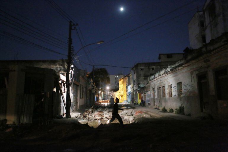 Un hombre cruza por las obras, aún sin terminar, de una de las zonas olímpicas de Río de Janeiro