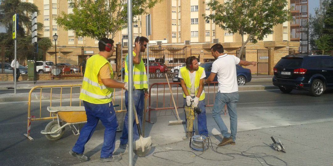 Plan de Empleo Joven y del Programa de Ayudas a la Contratación de la Junta de Andalucía realizan labores de mejora de infraestructuras y de limpieza.