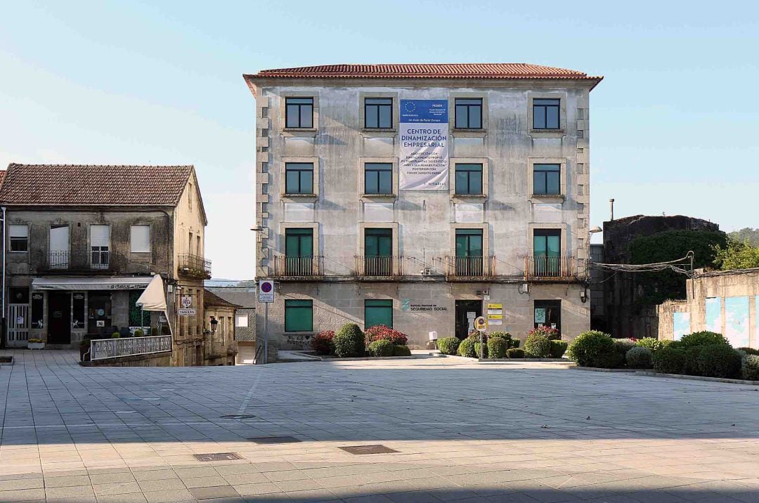 Edificio en la plaza mayor de Ponteareas que albergará el Centro de Dinamización Empresarial.