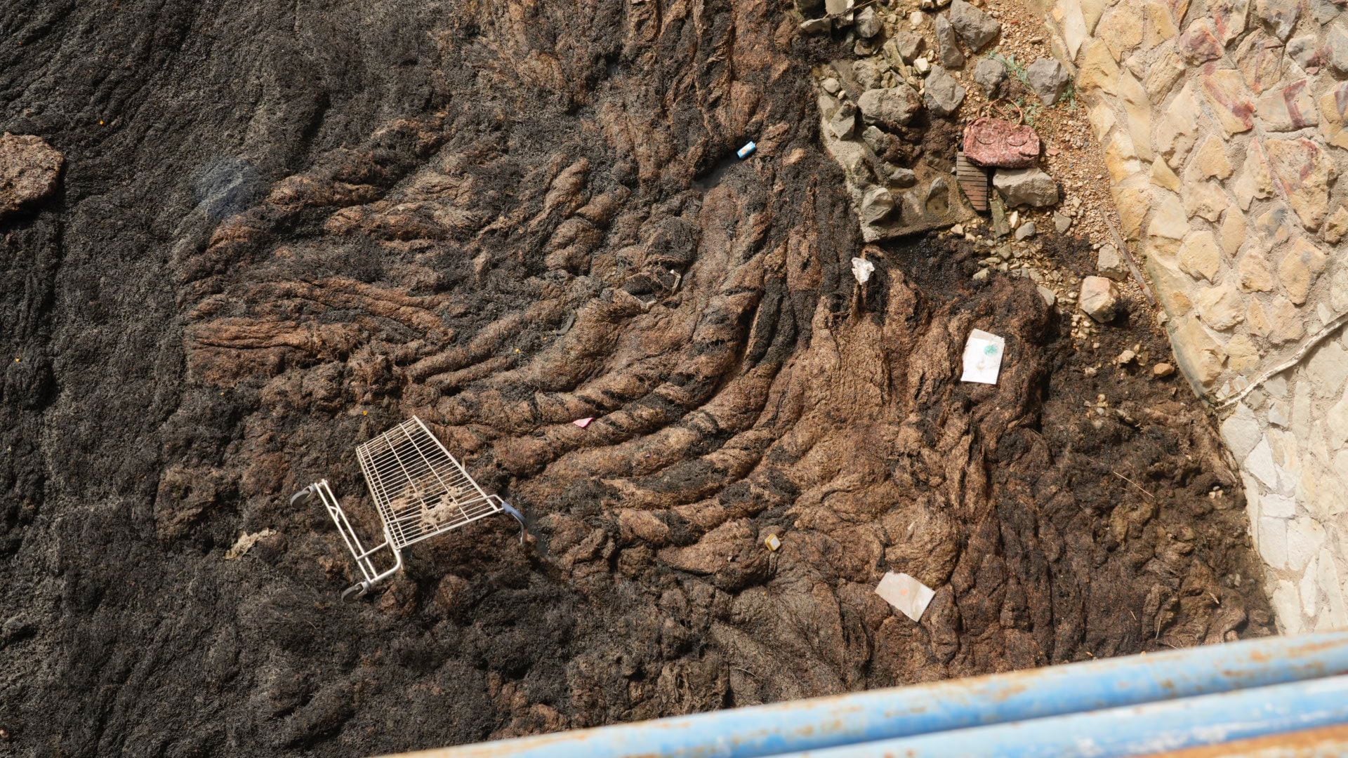 Restos de basura y lodos que encontraron los alumnos en el Barranco de las Ovejas