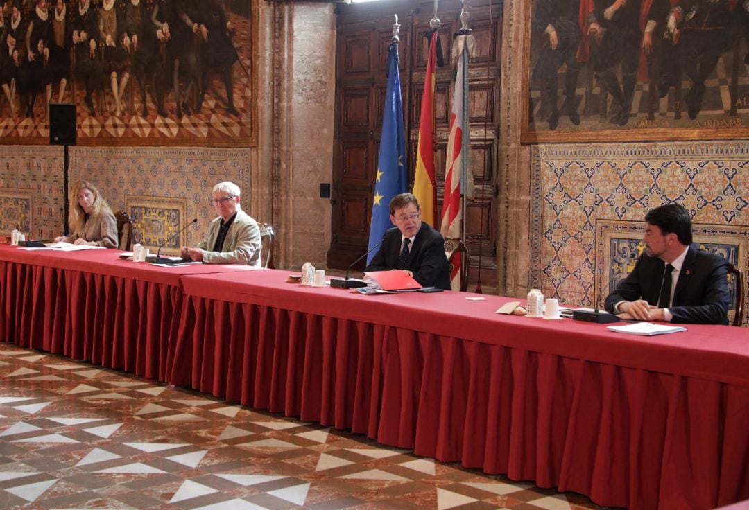 El president Ximo Puig, los alcaldes de Alicante y València y la alcaldesa de Castellón, durante la reunión sobre la reconstrucción de la Comunitat Valenciana en el Palau de la Generalitat