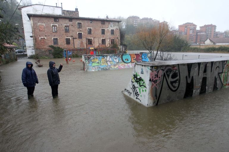El barrio de Martutene, inundado tras unas de las crecidas del río Urumea.