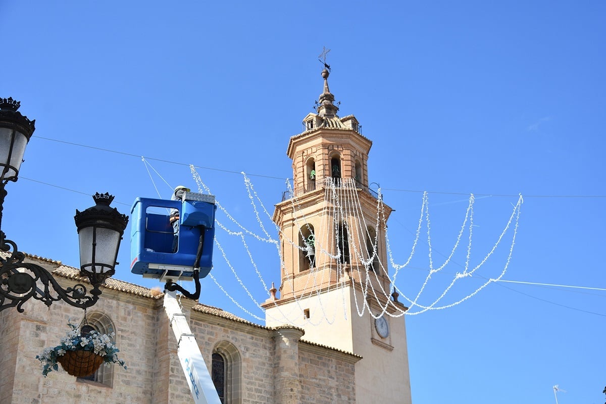 Instalación de la decoración navideña en Baza