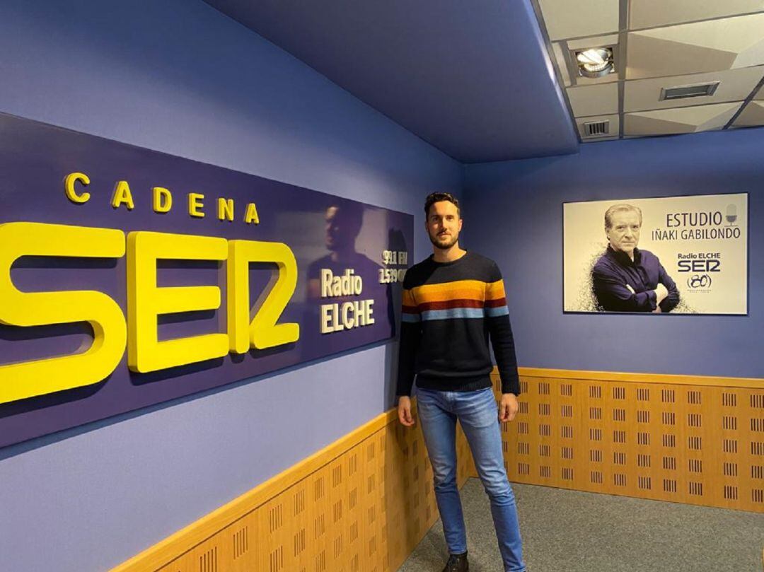 Raúl Martínez García en los estudios de Radio Elche Cadena SER