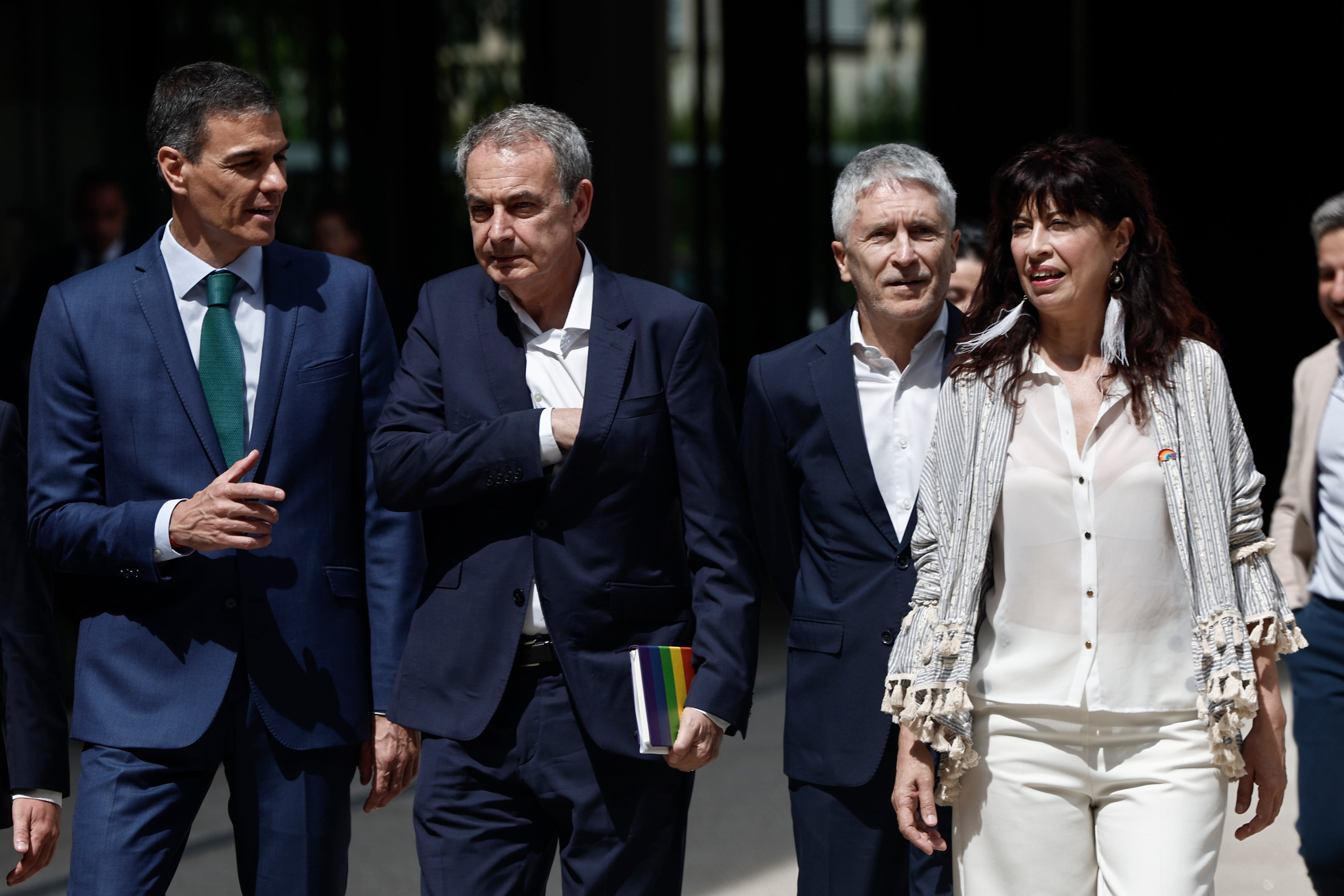 El presidente del Gobierno, Pedro Sánchez, acompañado del expresidente José Luis Rodríguez Zapatero y los ministros de Igualdad, Ana Redondo e Interior, Fernando Grande Marlaska