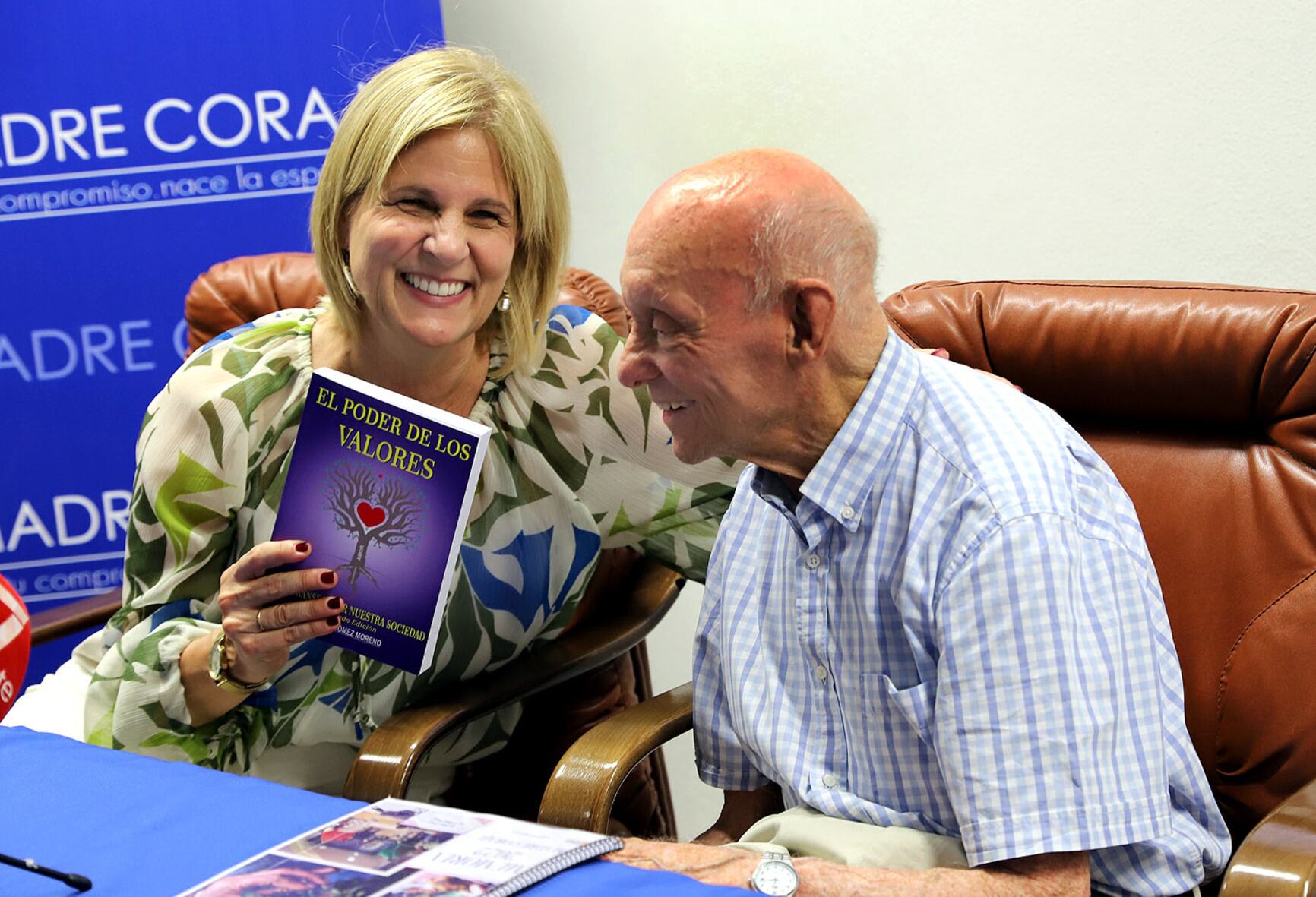 Antonio Gómez junto a Pelayo