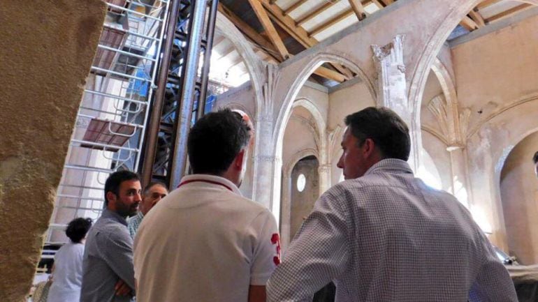 El alcalde de Lorca, Fulgencio Gil, en la visita a la iglesia de Santa María junto a Luís Torres del Alcázar, presidente de la Federación San Clemente Patrón de Lorca