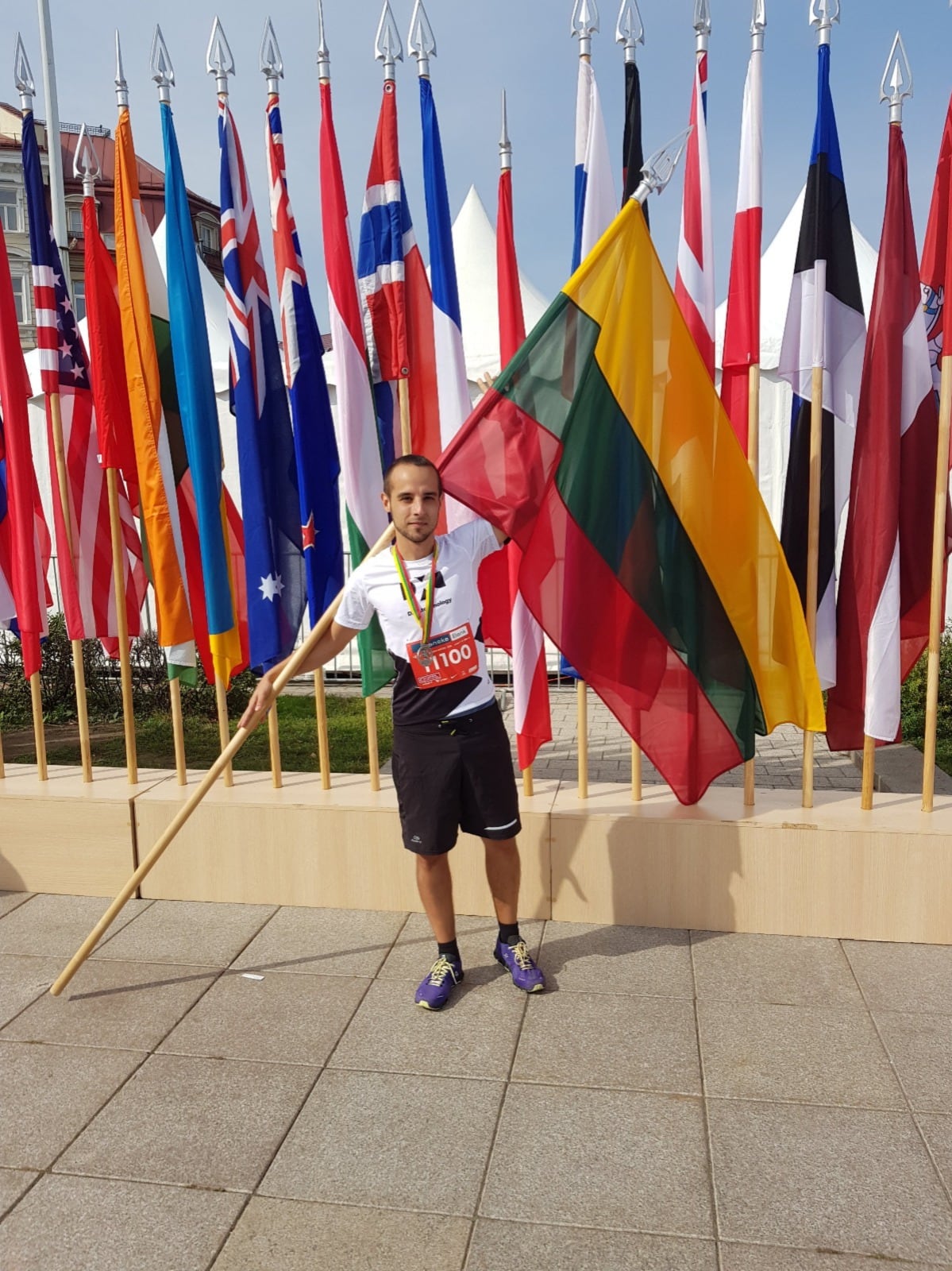 Con la bandera lituana al término de la maratón de Vilnius