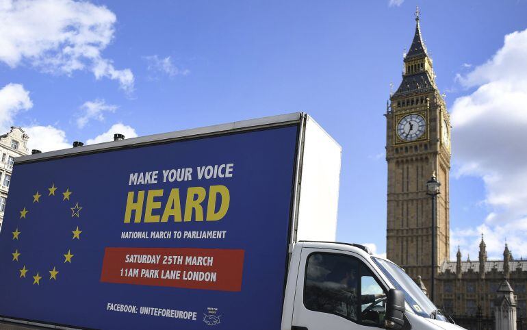 Una furgoneta con la bandera de la Unión Europea en la que se incluye una estrella sin colorear circula por Londres. Con el brexit, los británicos dejarán de ser titulares de los derechos y libertades fundamentales previstas en los tratados europeos, exce