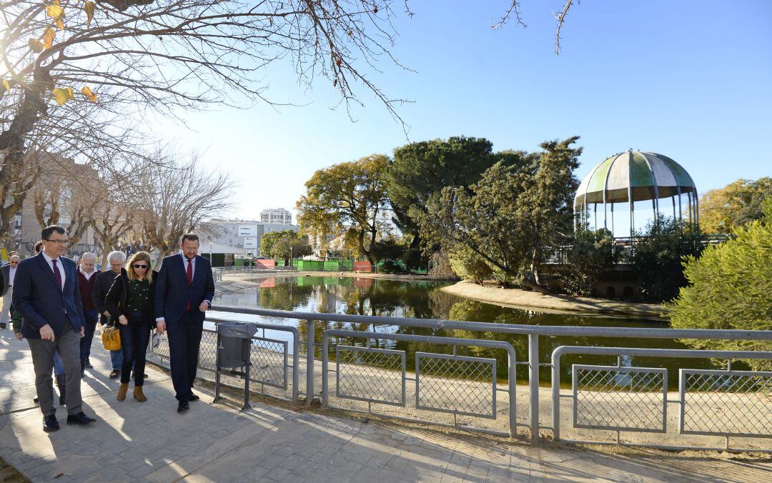 El alcalde Ballesta (a la izquierda), en su visita al jardín, junto al concejal Gillén (derecha)