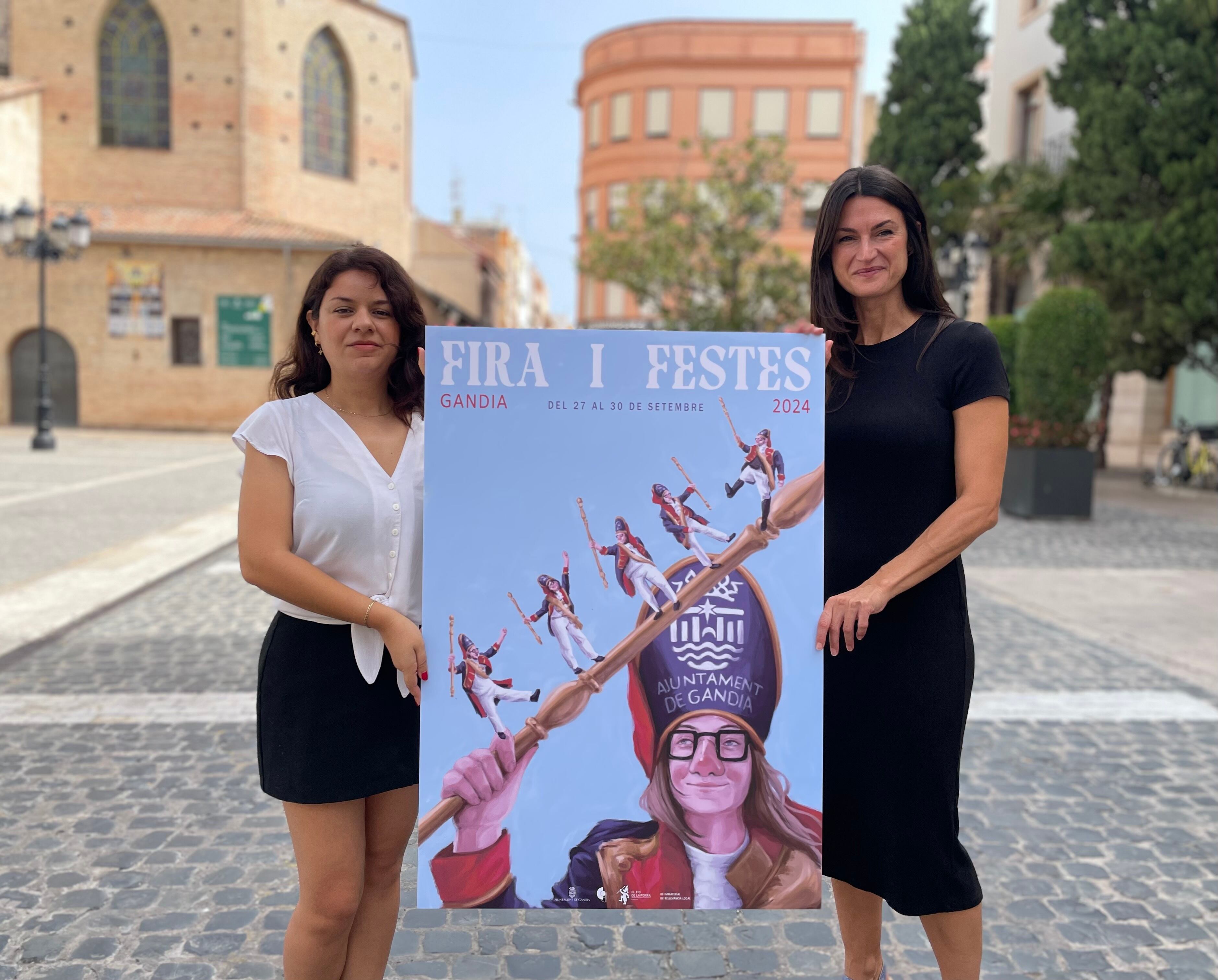 La concejala Balbina Sendra posa con el cartel junto a su autora Margarida Riggio.