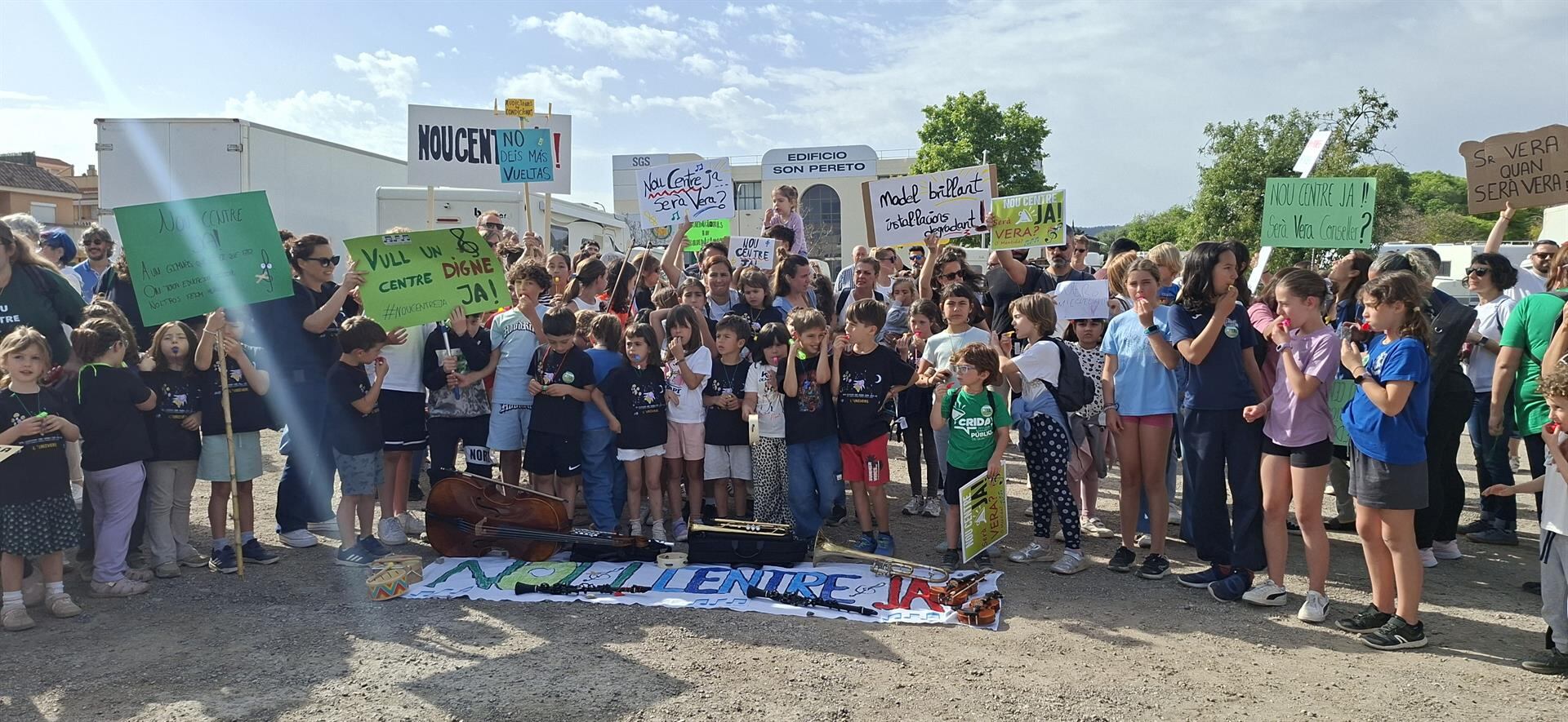 Manifestación de las familias y alumnos del Ceipieem Son Serra por la construcción de un nuevo edificio