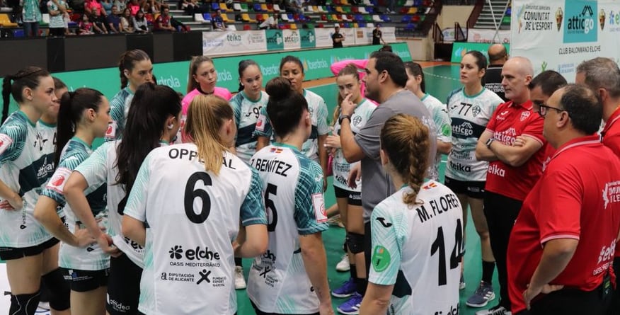 Joaquín Rocamora habla con las jugadoras del Elche Atticgo durante un partido