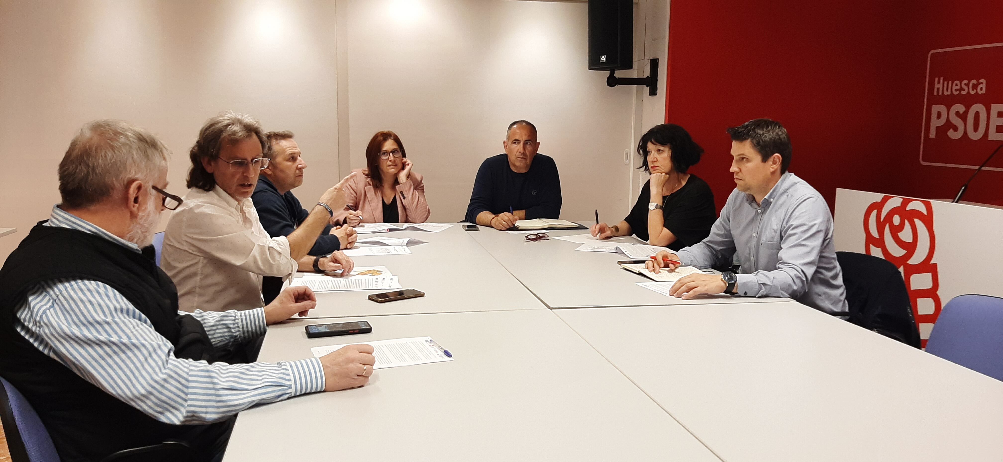 Imagen de la reunión mantenida entre representantes del PSOE altoaragonés y de &#039;Monegros no pierdas tu tren&#039;