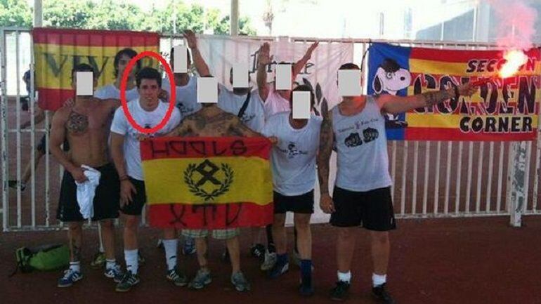 Jorge Roca, en la imagen, en un grupo que exhibe símbolos neonazis