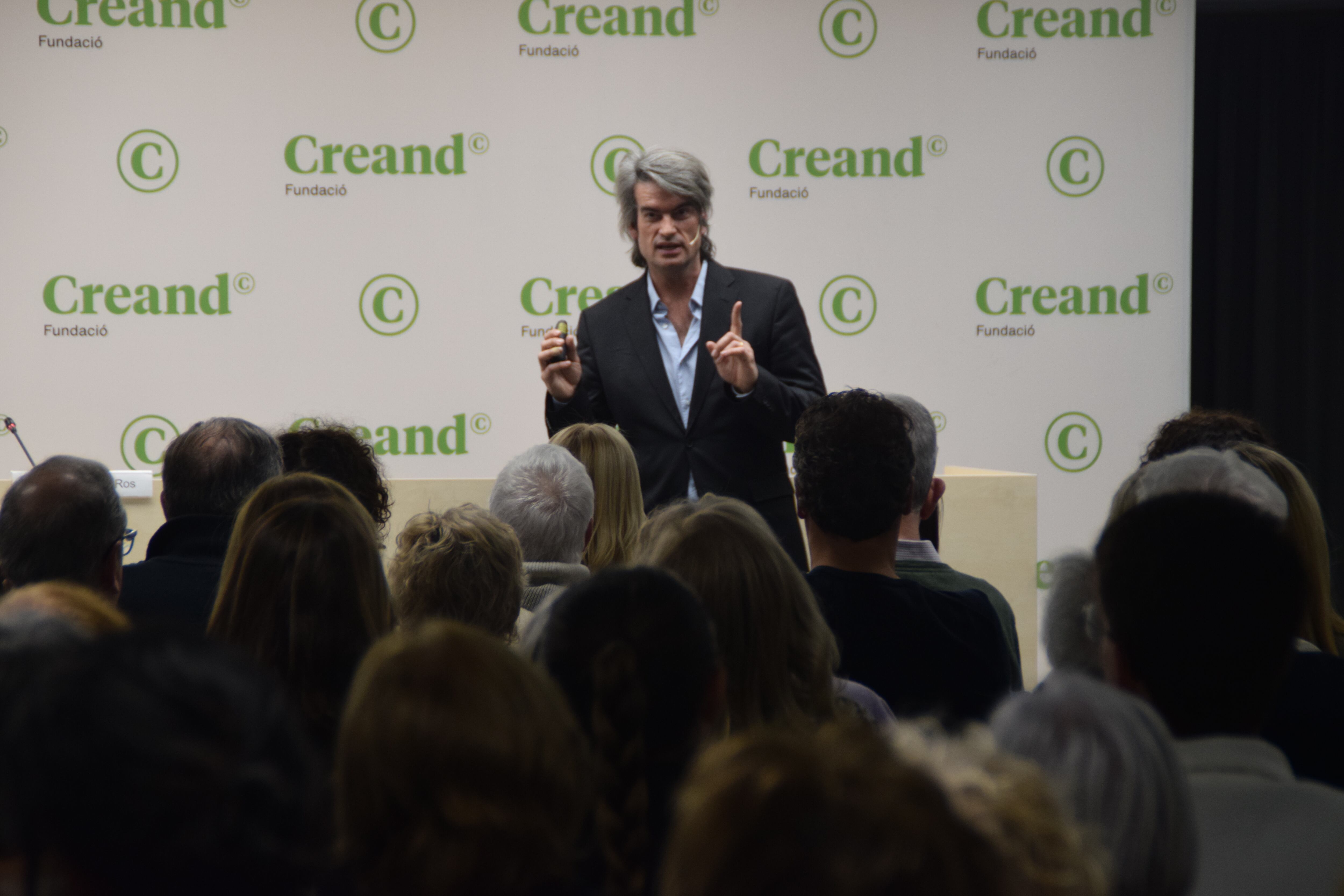 El psiquiatra i cap de la unitat de salut mental del SAAS, Carlos Mur, durant la conferència d'aquest dilluns a la Fundació Creand.