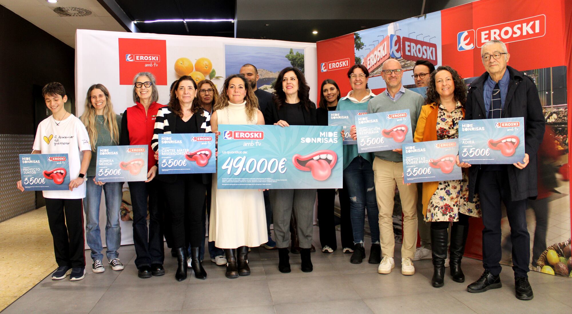 Clausura campaña solidaria “Mide Sonrisas” con la presencia de consellera de Familias, Bienestar Social y Atención a la Dependencia del Govern, Sandra Fernández y los representantes de las catorce asociaciones de ayuda a la infancia beneficiarias.