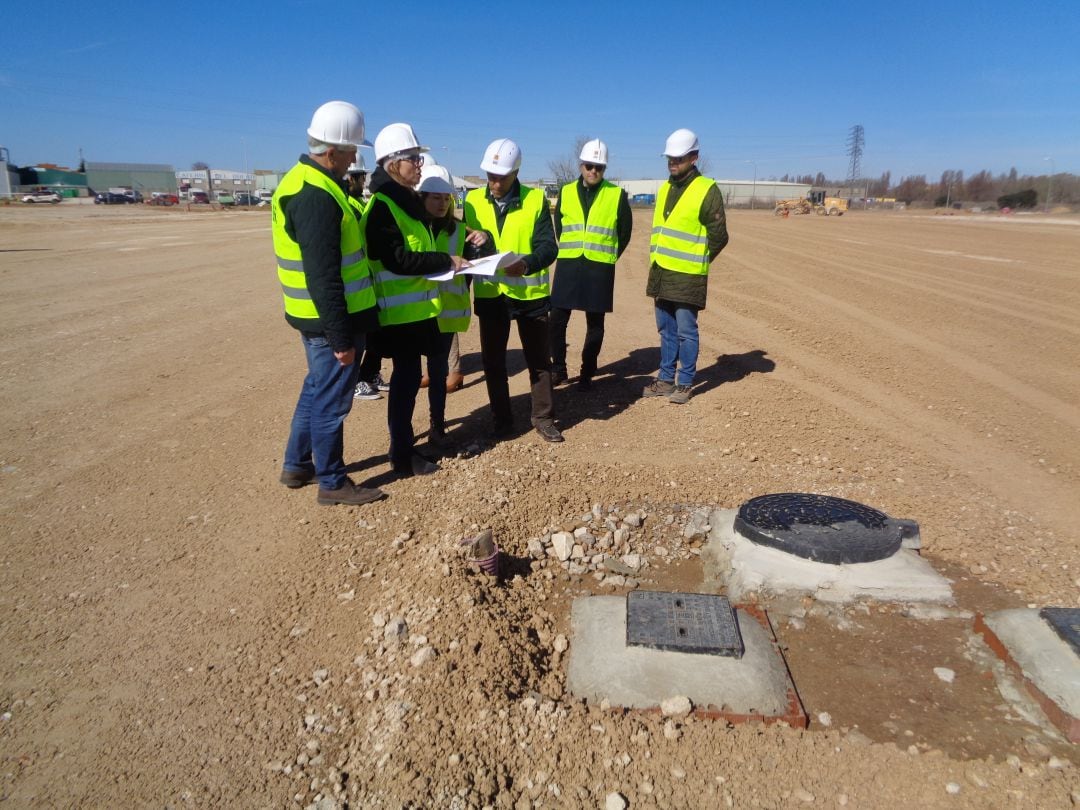 La alcaldesa de Aranda, Raquel González, supervisa los planos sobre el terreno 
