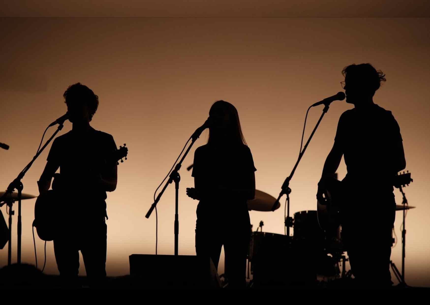 Jóvenes participando en una actuación musical