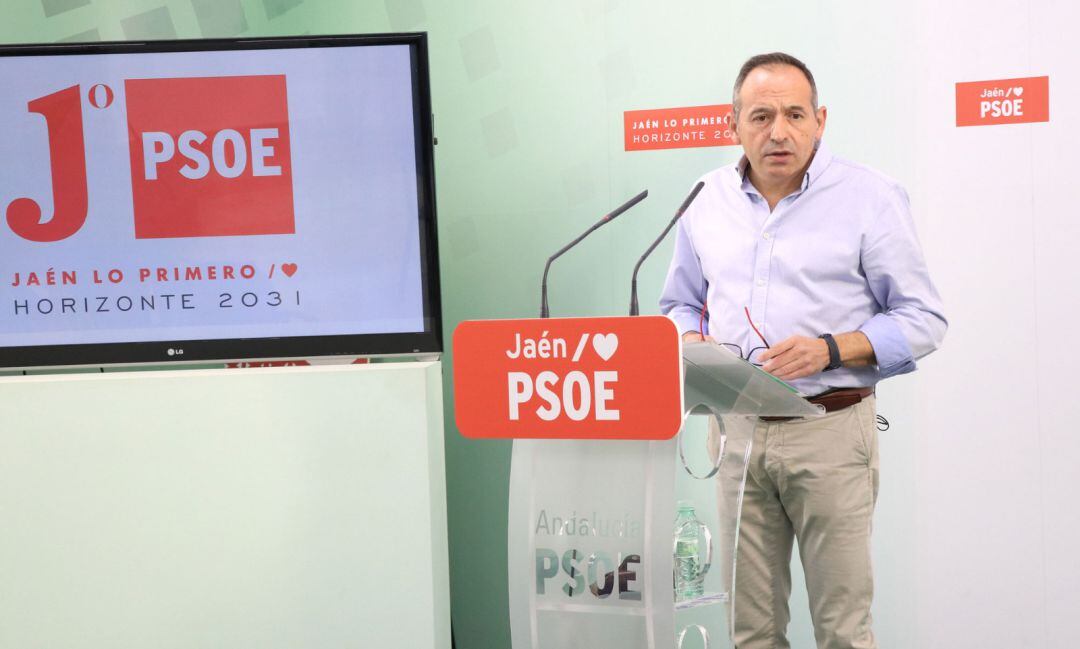 El secretario de Organización del PSOE Jaén, Jacinto Viedma, durante la rueda de prensa que ofreció este miércoles.