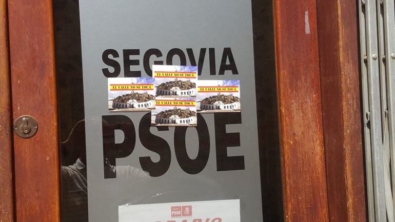 Puerta de la sede del PSOE de Segovia