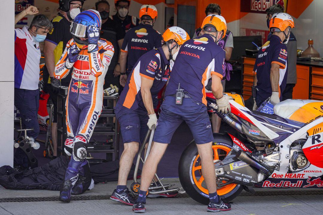 Alex Márquez en su box del Circuito de Jerez