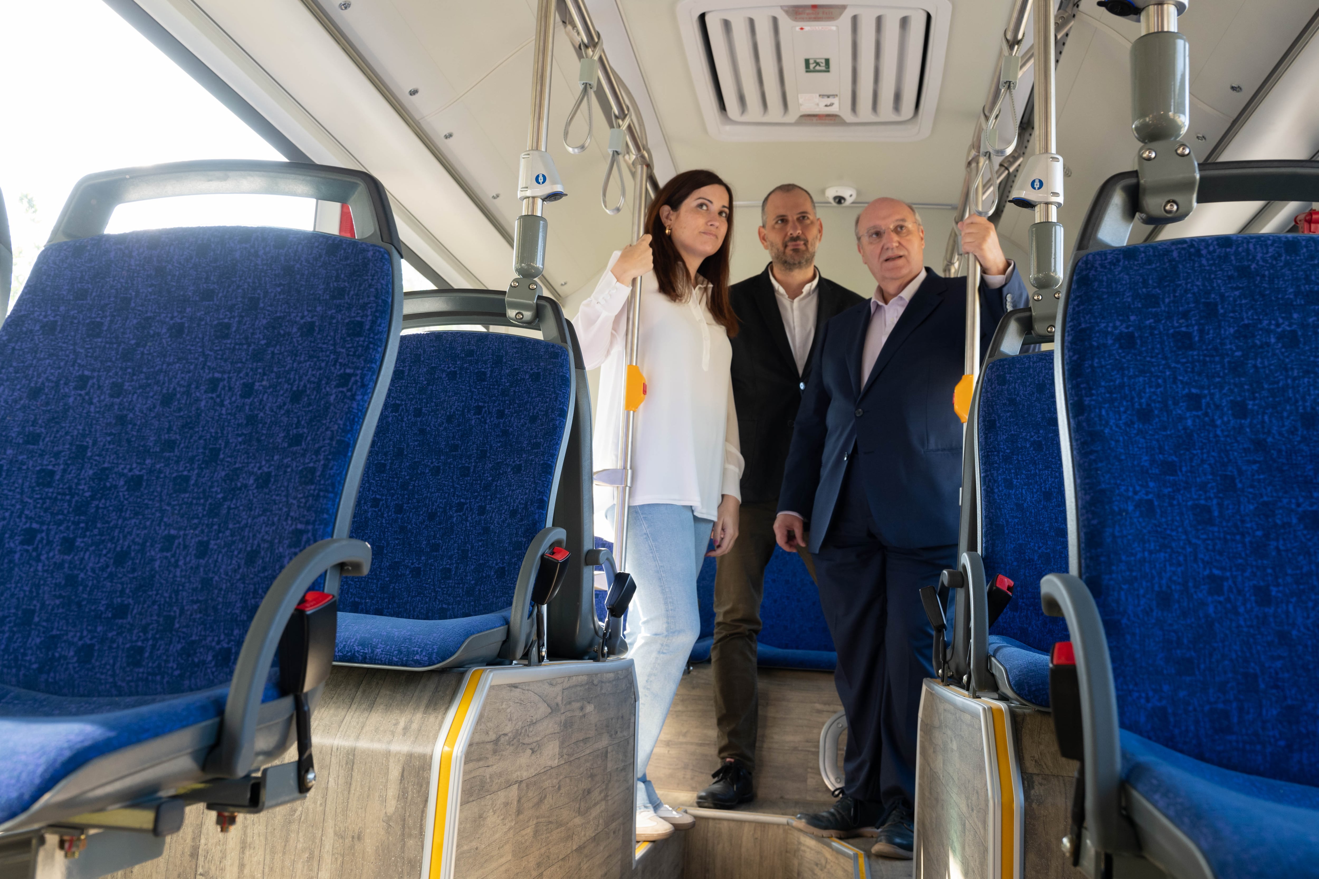 Miguel Ángel Anía, Tatiana Gaudés y Juan Ortiz en uno de los nuevos autobuses eléctricos que han comenzado hoy a cubrir las nuevas líneas.