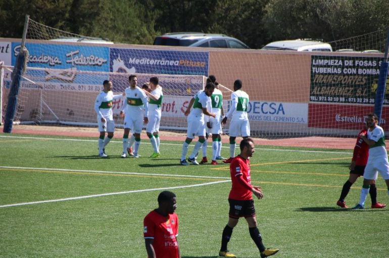 Los jugadores del Elche celebran el gol de la victoria firmado por Sory Kaba