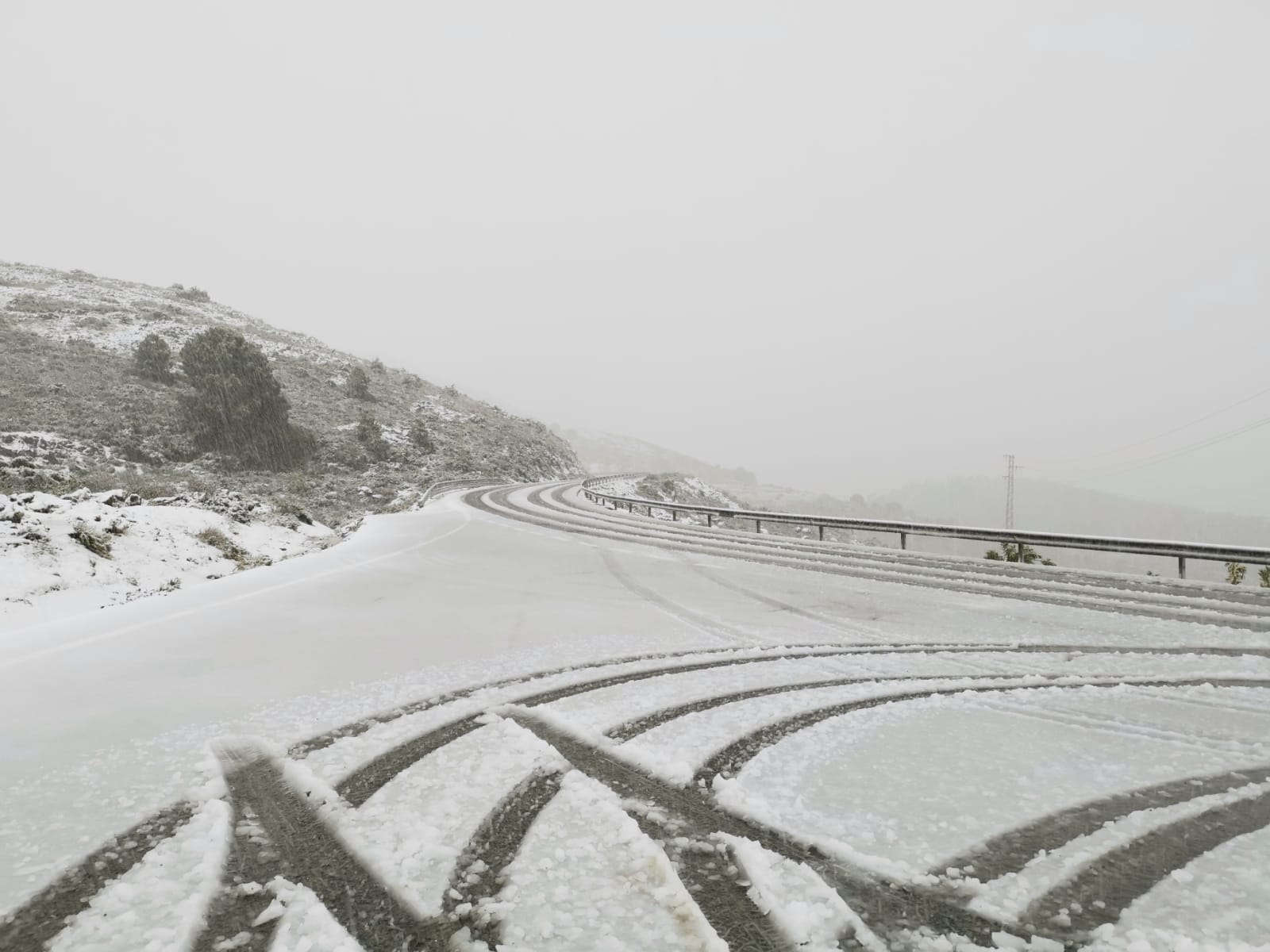 Carretera A-397 (Ronda-San Pedro de Alcántara) cubierta por la nieve