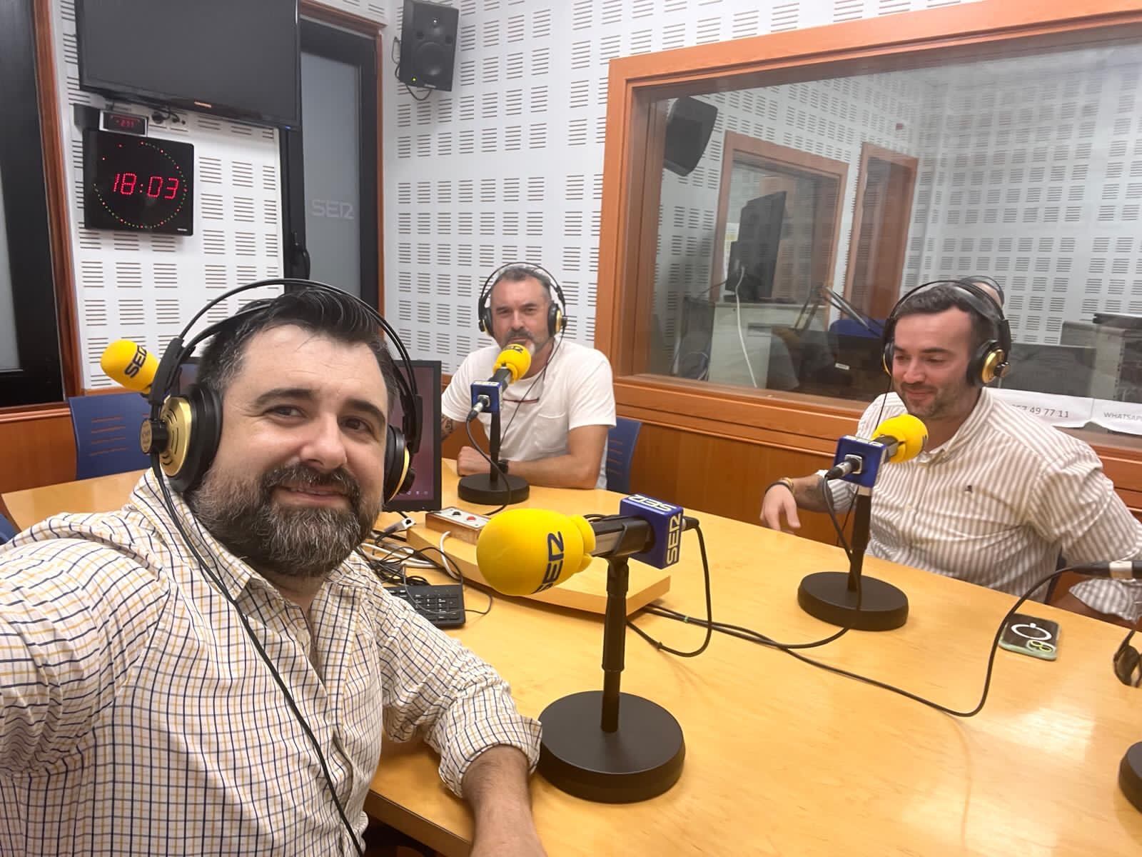 Víctor Asenjo (en primer término) junto a Antonio Jiménez y Pedro Pablo Fernández, en la tertulia de la Cadena SER