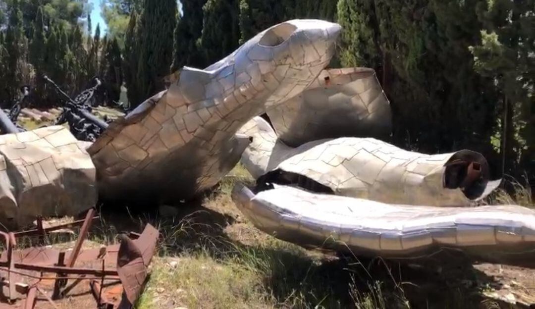 El artista considera que las palomas de su escultura sobre las victimas del terrorismo no están abandonadas en un descampado en el Tetuán XIV