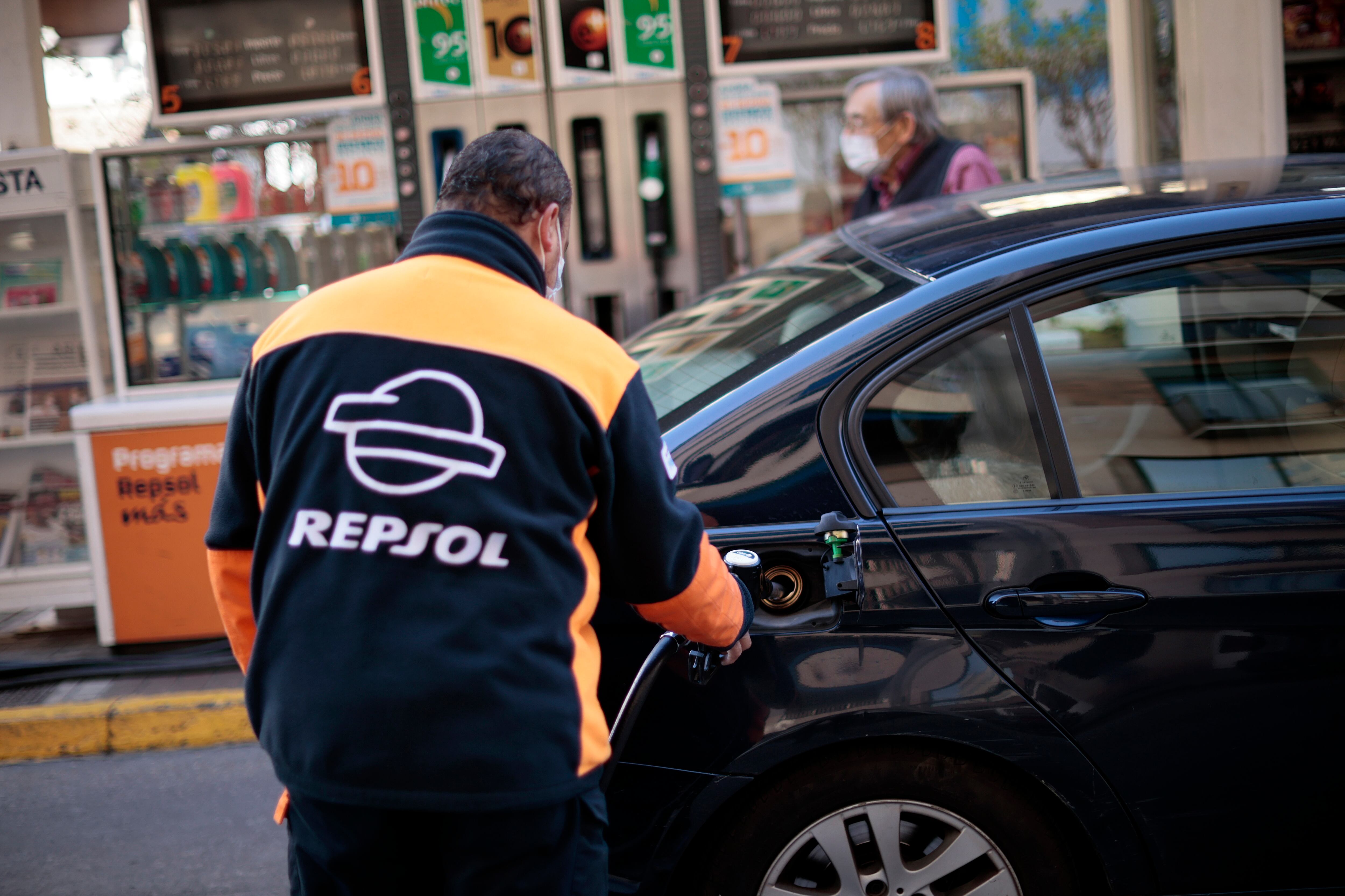 GRAFCVA4534. VALENCIA, 01/04/2022.- Un empleado de una gasolinera llena un deposito de combustible cuando desde este viernes se aplica el descuento de 0,20 céntimos comprometido por el Gobierno aunque muchos empresarios están teniendo problemas según el presidente de la Federación Mediterránea de Empresarios de Estaciones de Servicio (Fedmes), Juan José Sánchez Segarra. EFE/Biel Aliño