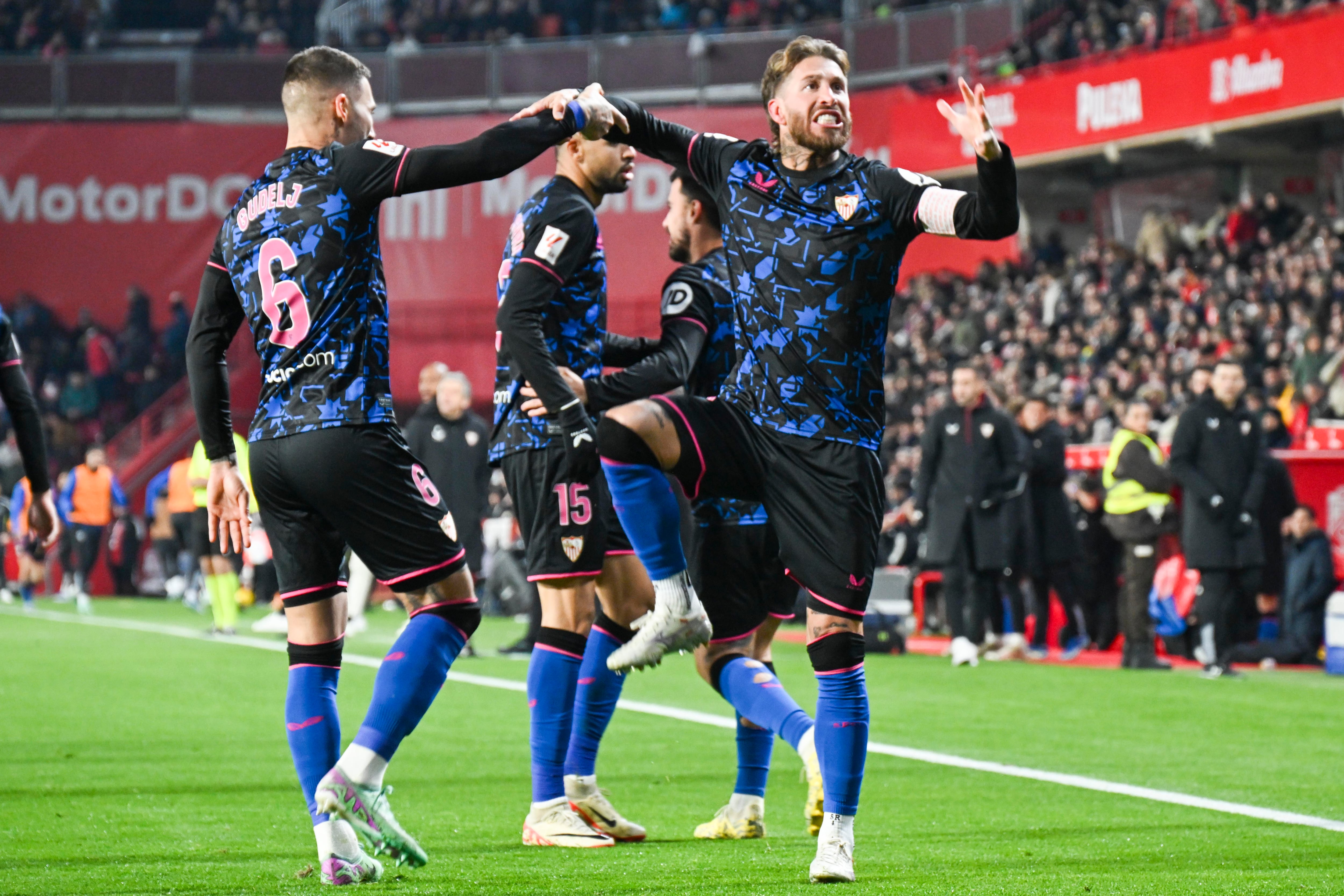 GRANADA, 19/12/23.- El defensa del Sevilla Sergio Ramos (d) celebra su gol, tercero del equipo, durante el partido de LaLiga de fútbol que Granada CF y Sevilla FC disputan este martes en el estadio Nuevo Los Cármenes. EFE/Miguel Ángel Molina
