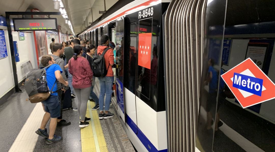 Imagen de archivo de un andén de Metro de Madrid